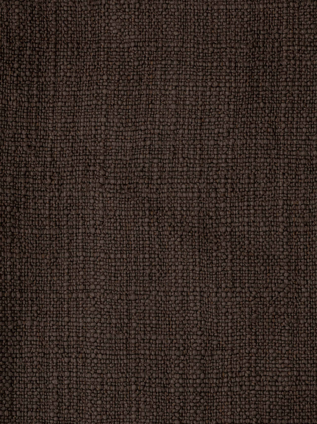 Close-up of the Atelier Moderne – Fondente fabric, showing its irregular slub texture and richly woven linen surface