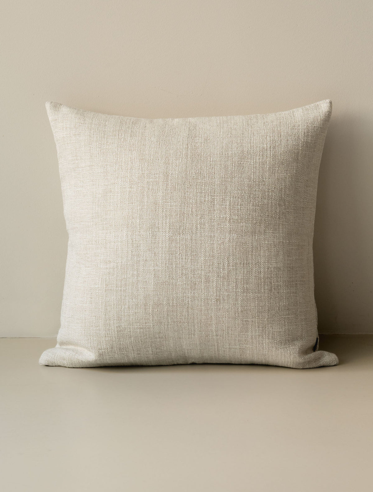 Mélange Moderne – Calcare decorative cushion in 60 × 60 cm, photographed on a white background