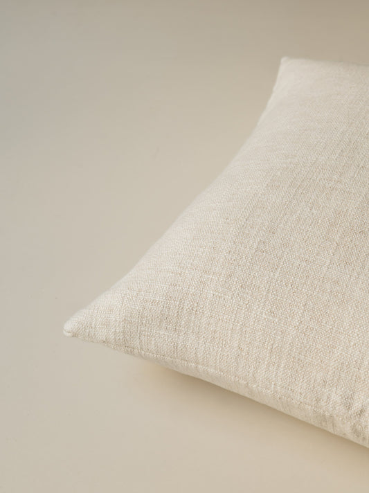 Close-up of the corner of the Mélange Moderne – Calcare cushion, highlighting the textured weave and neatly finished seams