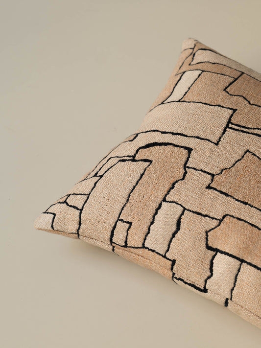 Close-up of the corner of the Naoki – Rose des Sables cushion, highlighting the patterned woven fabric and neatly finished seams