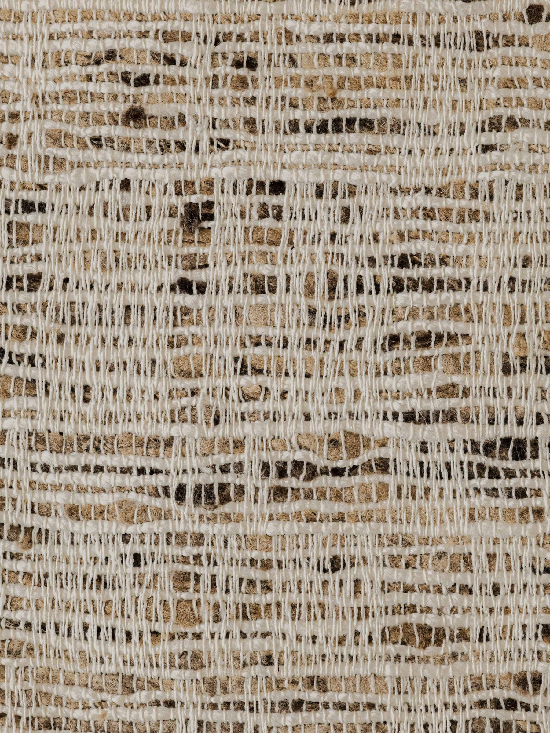 Gros plan sur le tissu Nicomaco – Raw, montrant la texture géométrique en relief et la surface tissée tactile