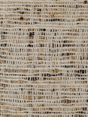 Gros plan sur le tissu Nicomaco – Raw, montrant la texture géométrique en relief et la surface tissée tactile