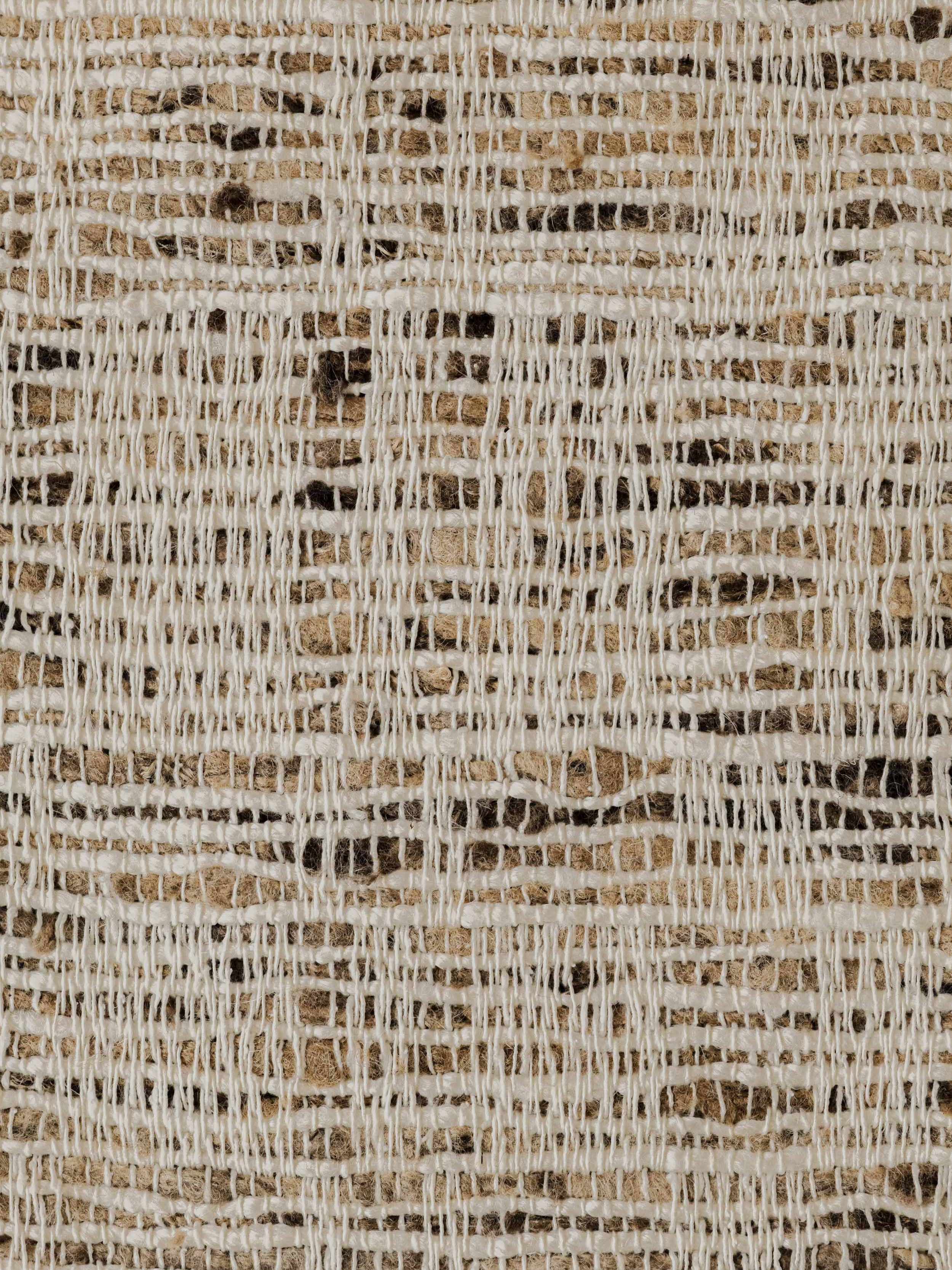 Gros plan sur le tissu Nicomaco – Raw, montrant la texture géométrique en relief et la surface tissée tactile