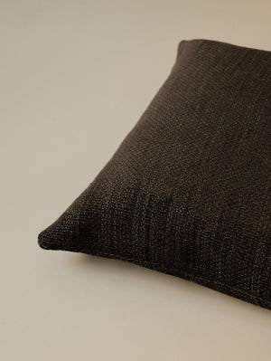 Close-up of the corner of the Pampelune – Brun cushion, highlighting the dense chenille texture and neatly finished seams