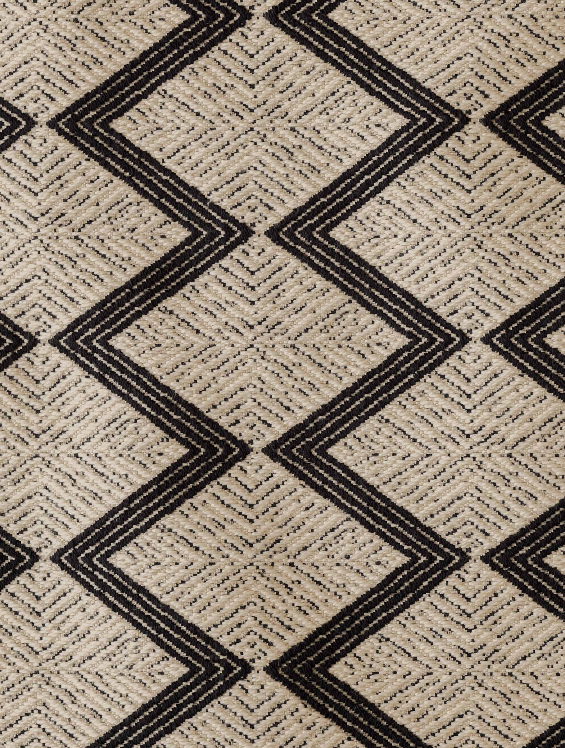 Gros plan sur le tissu Papunya – Ombre Naturelle, montrant le motif graphique et la surface tissée texturée