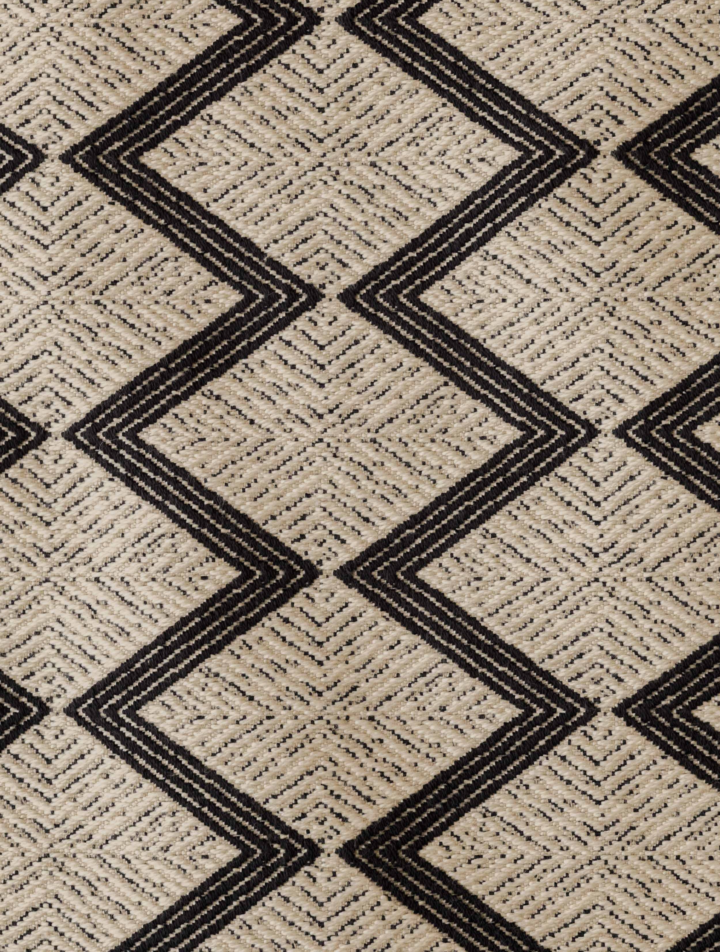 Gros plan sur le tissu Papunya – Ombre Naturelle, montrant le motif graphique et la surface tissée texturée