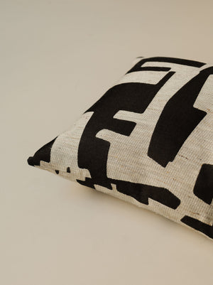 Close-up of the corner of the Pazl – Shadow cushion, highlighting the geometric woven fabric and neatly finished seams