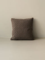 Willow – Chocolate dekorativ pude, 40 × 40 cm, fotograferet mod en hvid baggrund