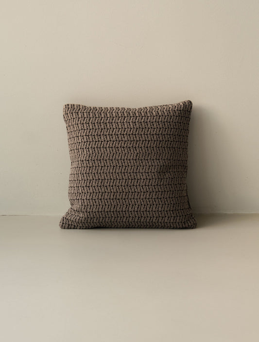 Willow – Chocolate dekorativ pude, 40 × 40 cm, fotograferet mod en hvid baggrund