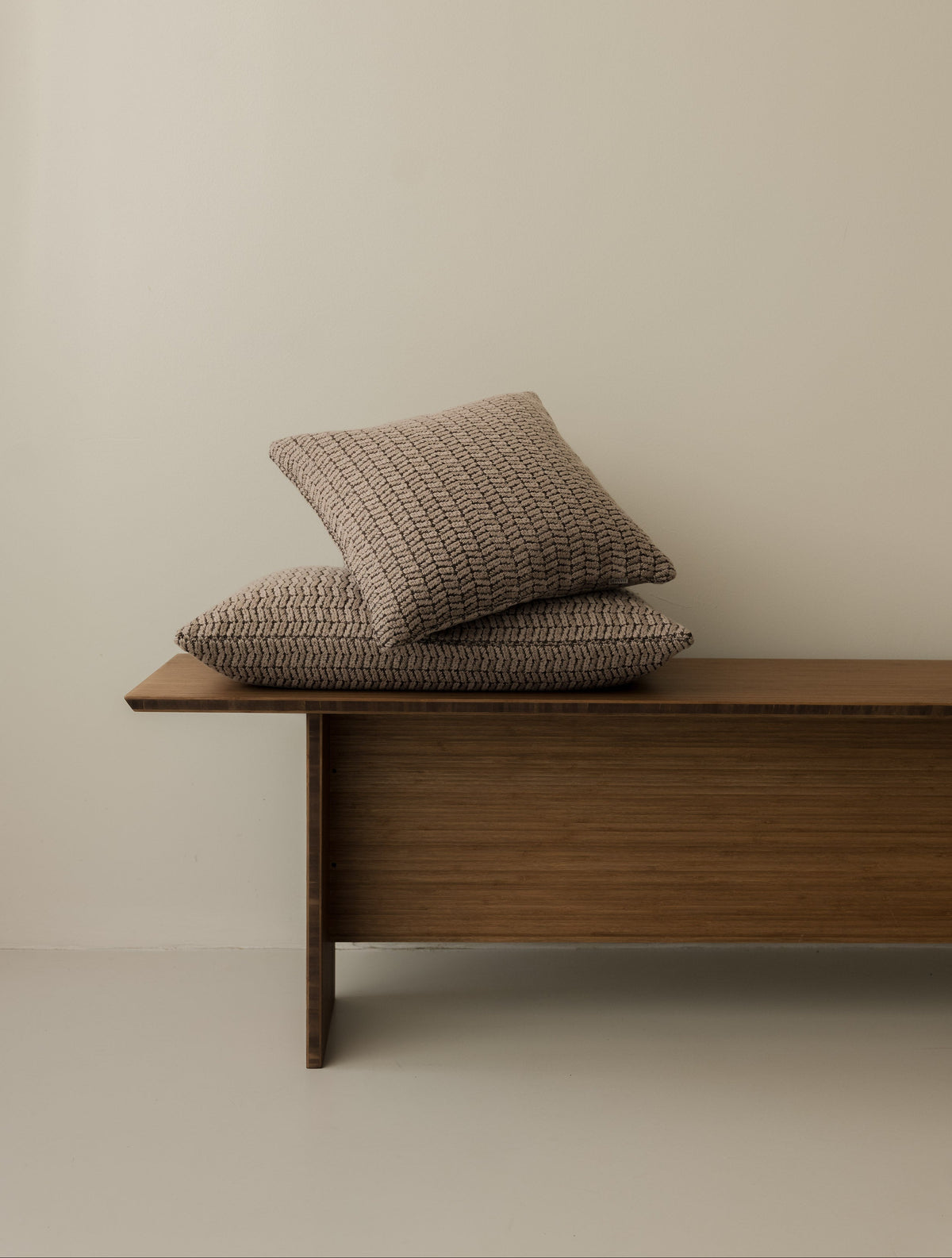 Willow – Chocolate-puder i 40 × 40 cm og 60 × 40 cm, vist sammen på en mørk træbænk